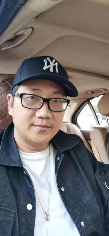 拥抱幸福的第一张照片--诏安相亲网